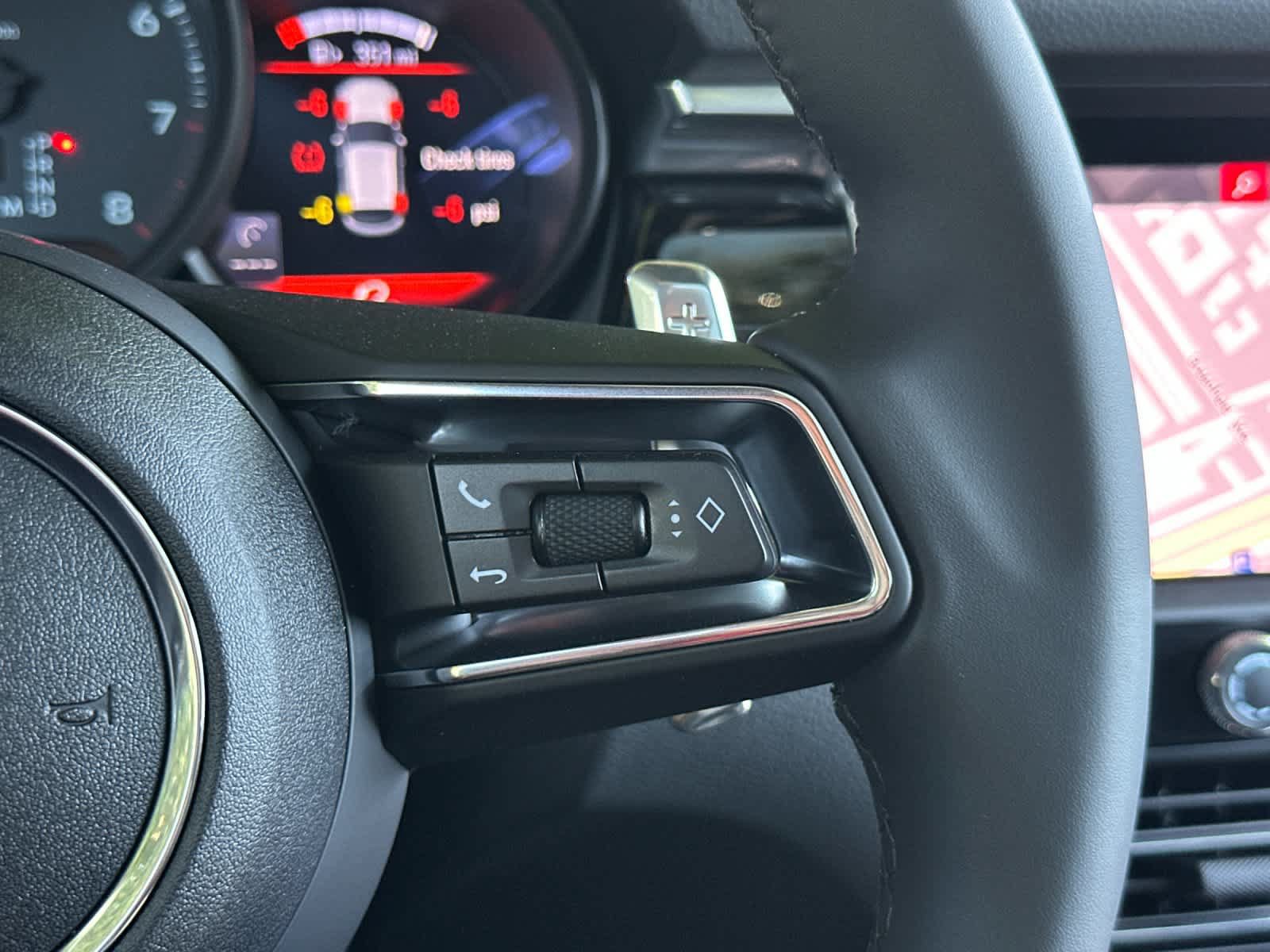 Certified 2025 Porsche Macan AWD/4WD image 28