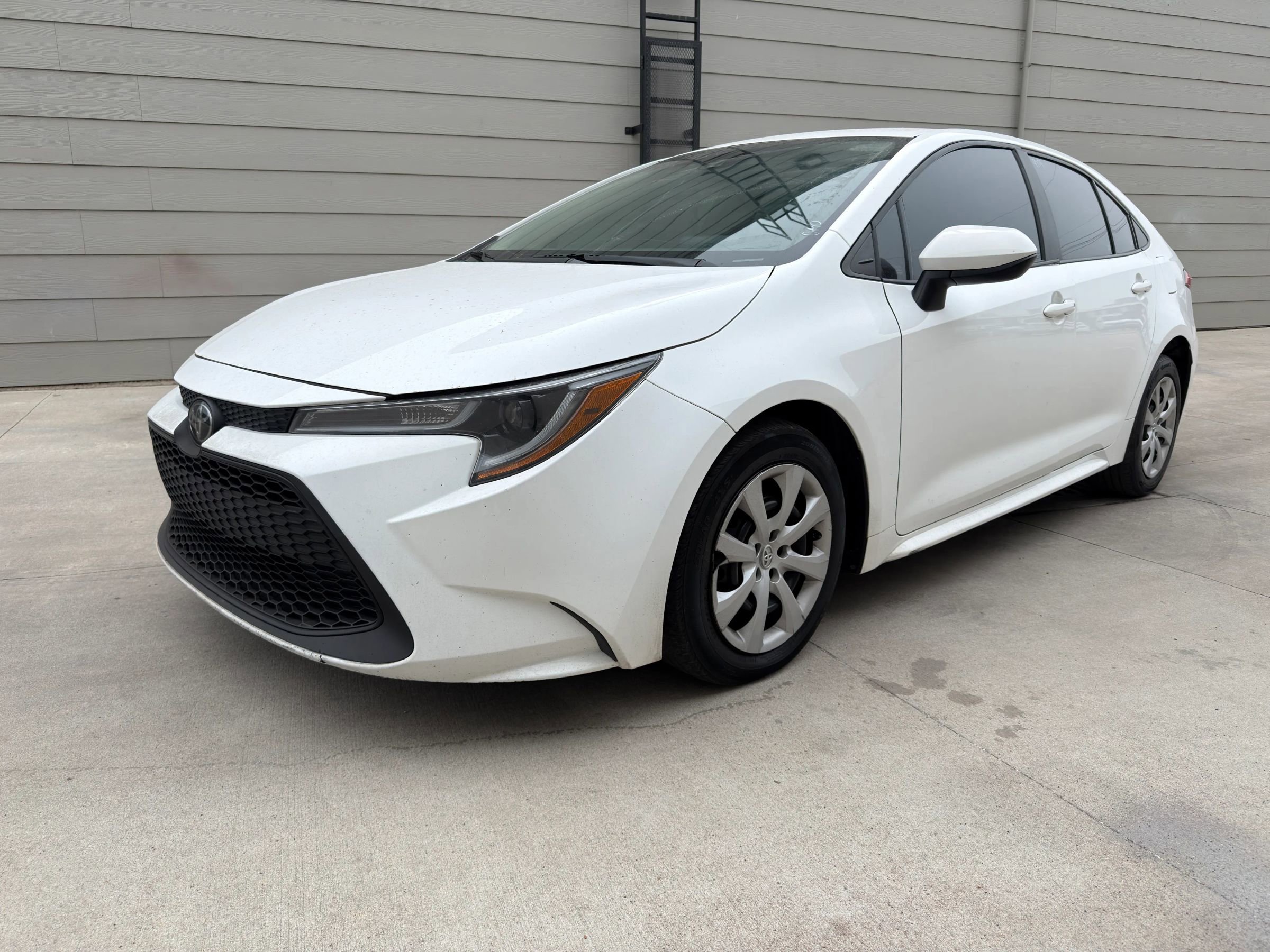Used 2022 Toyota Corolla LE FWD image 3