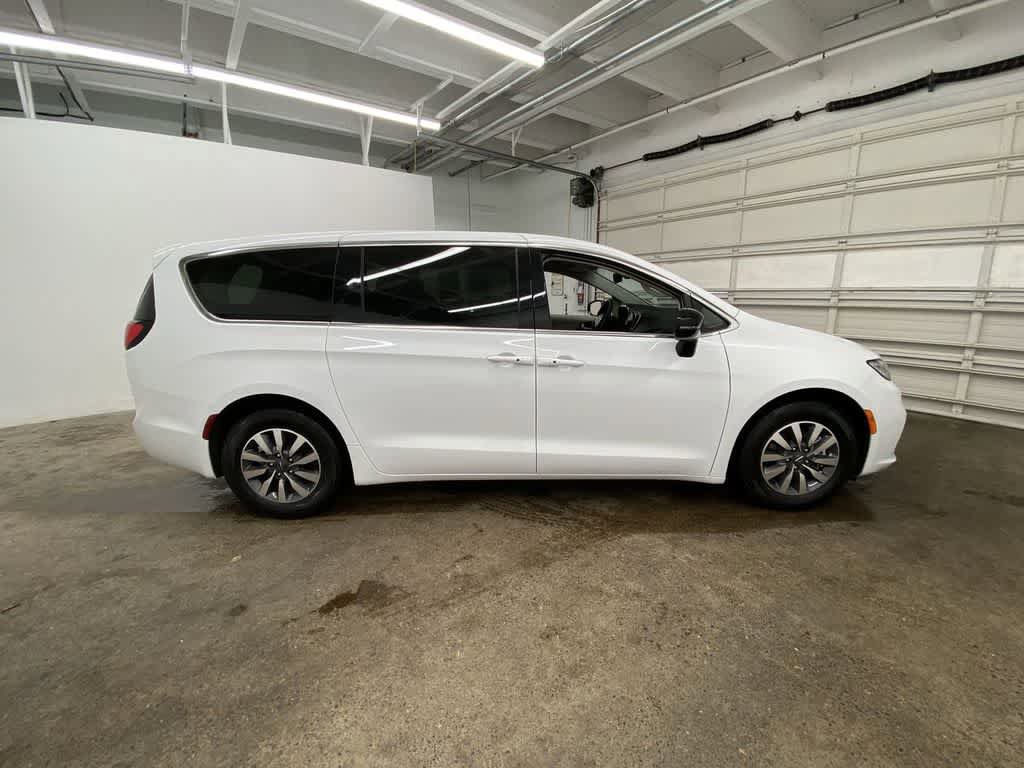 Used 2024 Chrysler Pacifica Select image 7
