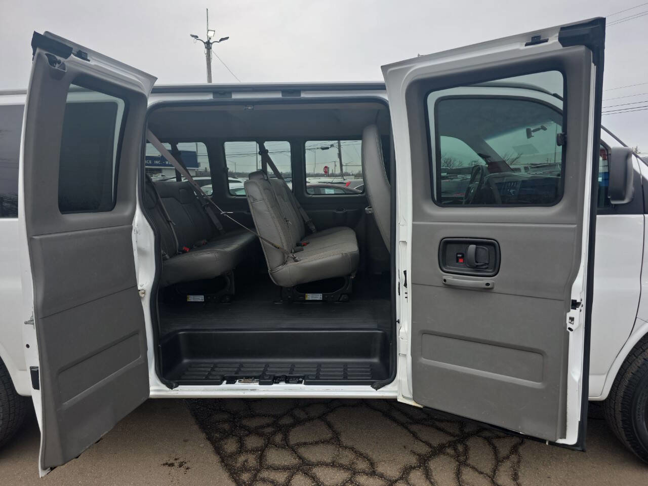 Used 2014 Chevrolet Express 3500 LS RWD image 24