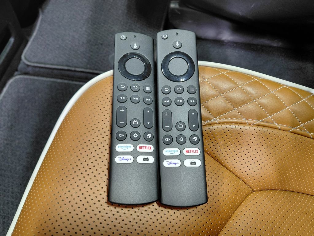 Used 2024 Chrysler Pacifica Pinnacle w/ Trailer Tow Group FWD image 27