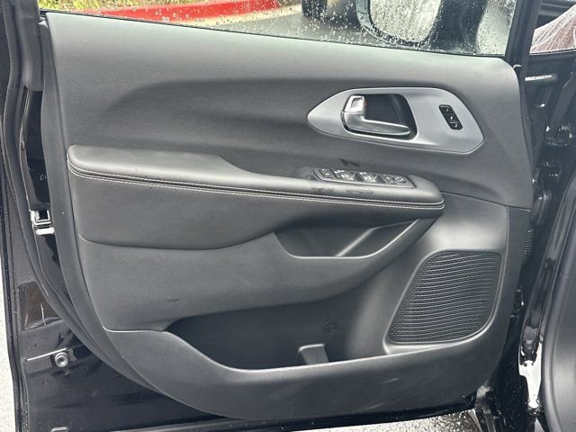 New 2026 Chrysler Pacifica Limited image 11