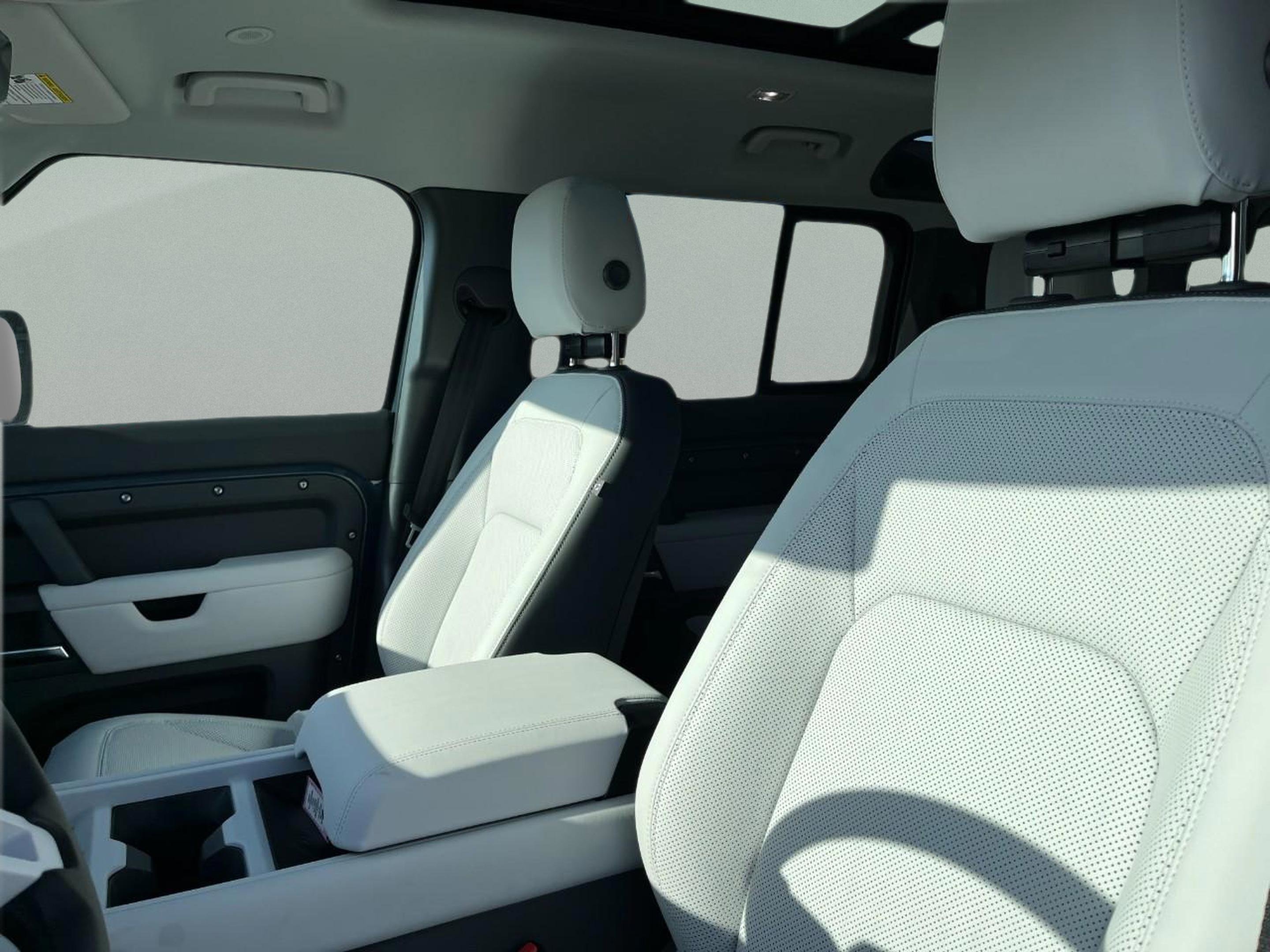 Certified 2025 Land Rover Defender 110 X-Dynamic SE image 33