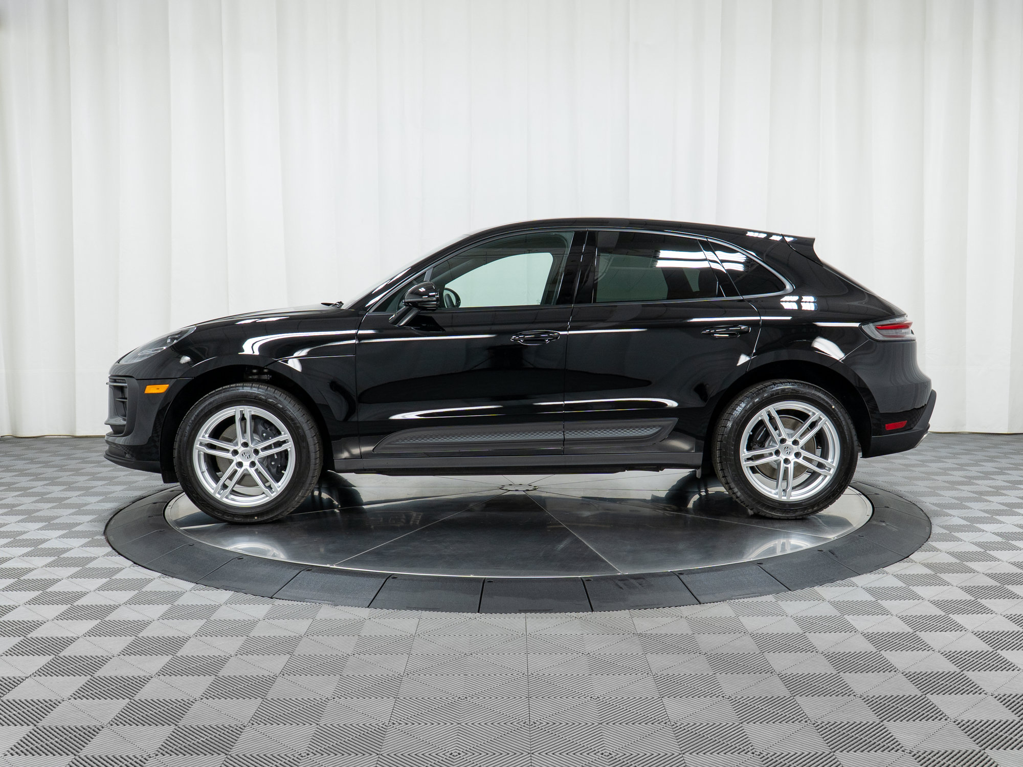 Certified 2025 Porsche Macan AWD/4WD image 2