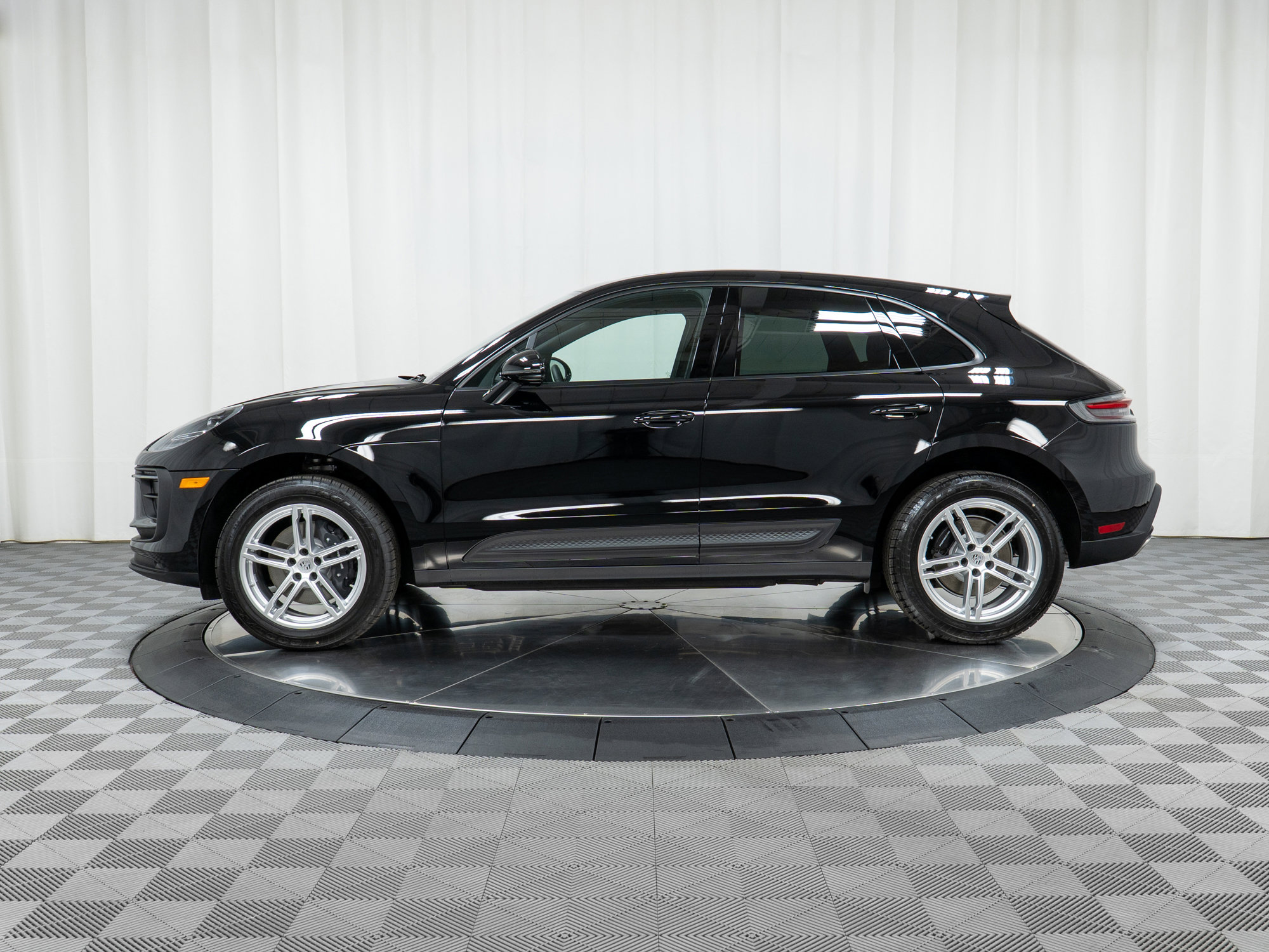 Used 2025 Porsche Macan image 2