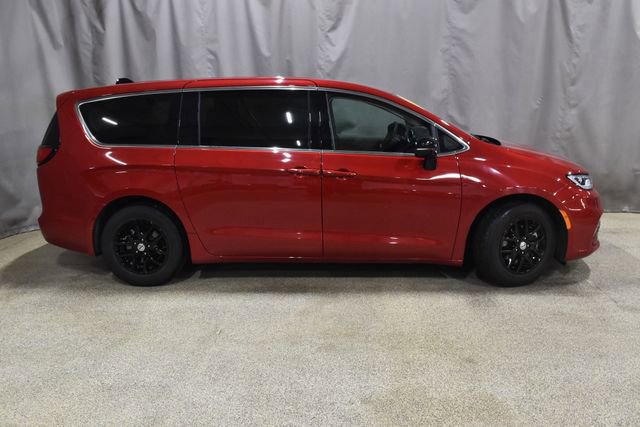 Certified 2024 Chrysler Pacifica Touring-L image 7