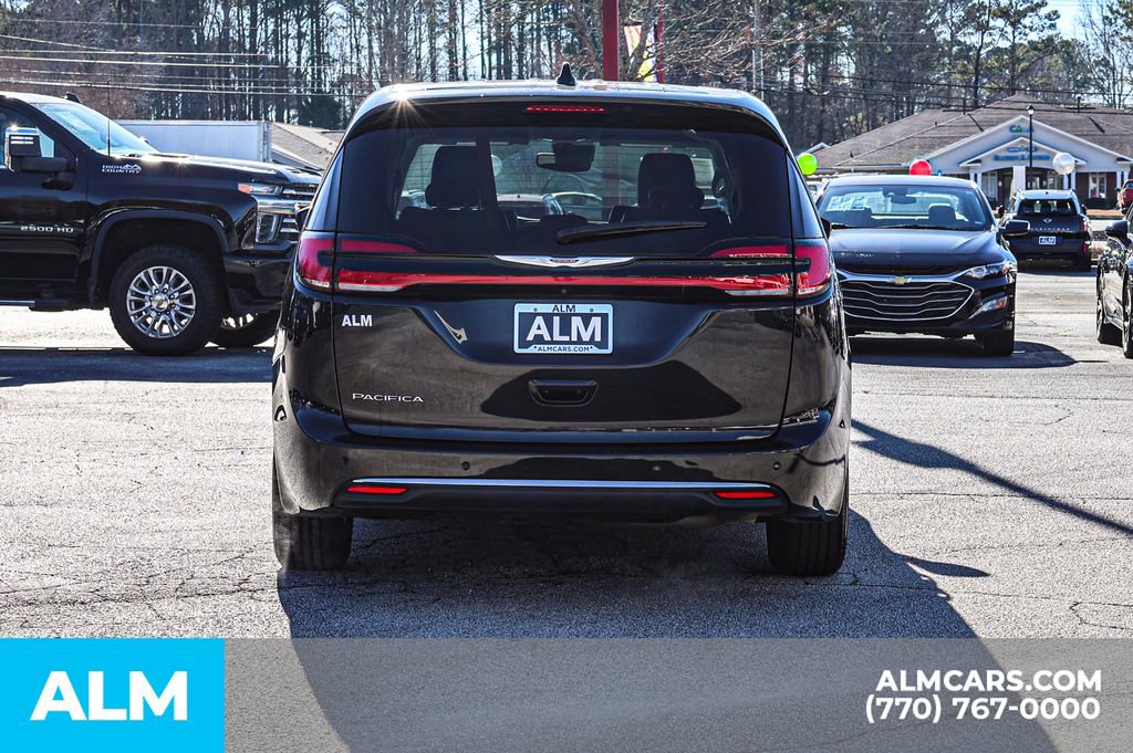 Used 2023 Chrysler Pacifica Touring-L image 12