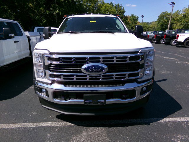 New 2025 Ford F550 4x4 Crew Cab image 2