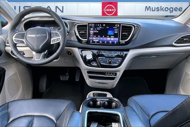 Used 2024 Chrysler Pacifica Touring-L image 7