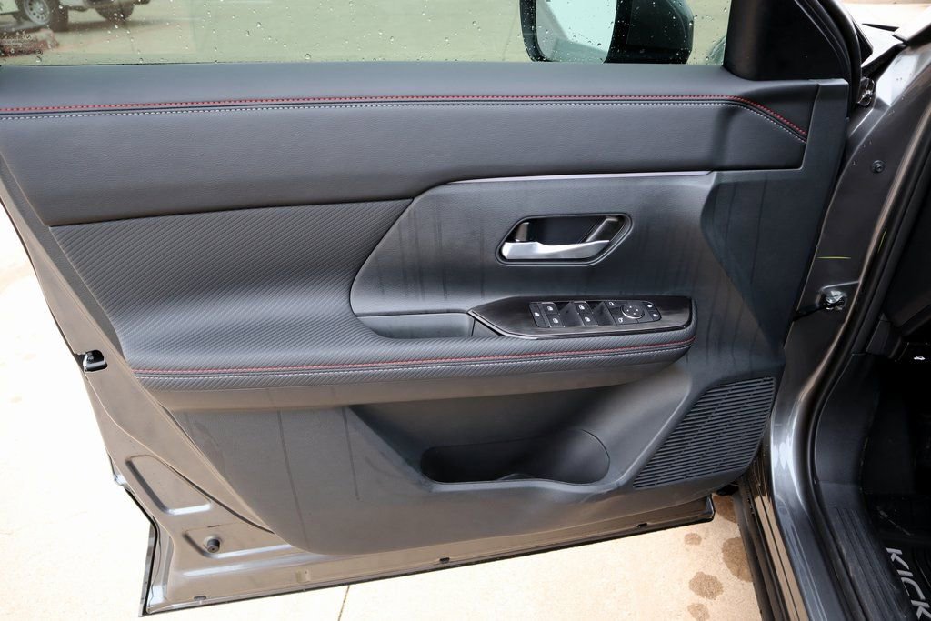 New 2025 Nissan Kicks SR FWD image 12