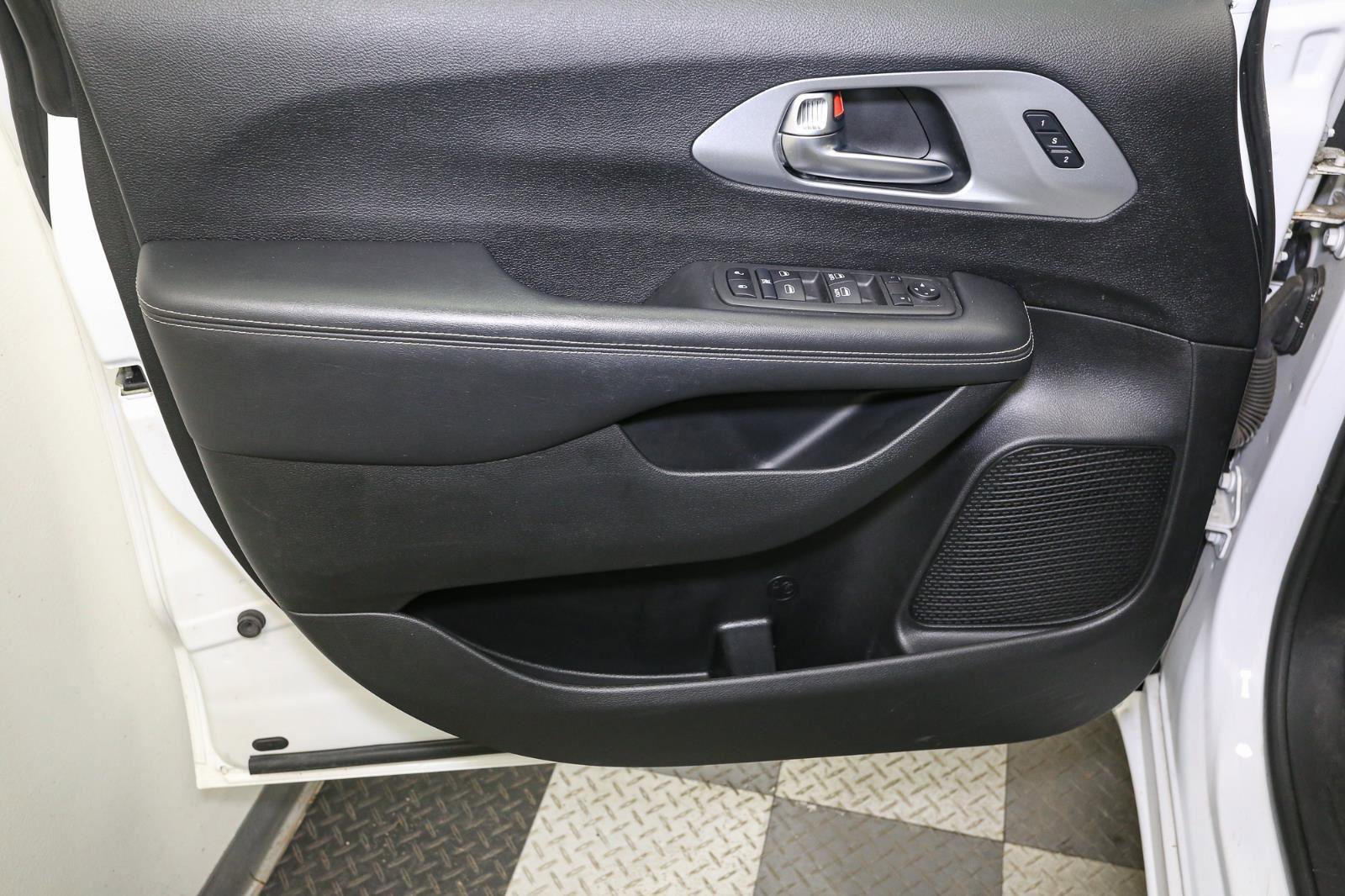 Used 2022 Chrysler Pacifica Touring-L w/ S Appearance Package image 39