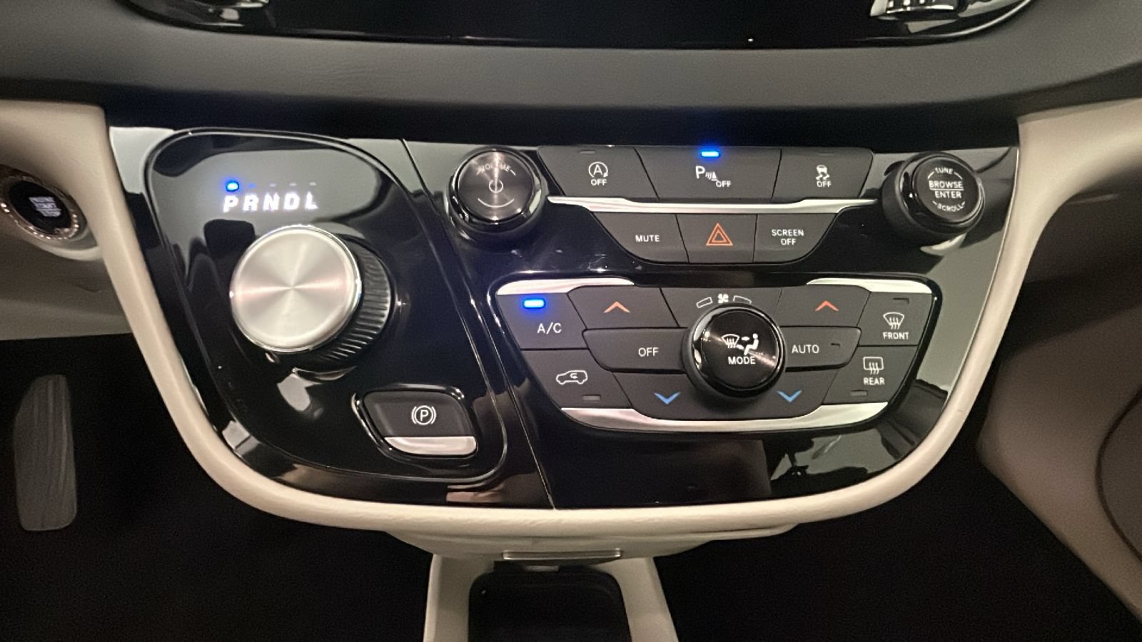 Used 2018 Chrysler Pacifica Touring-L FWD image 25