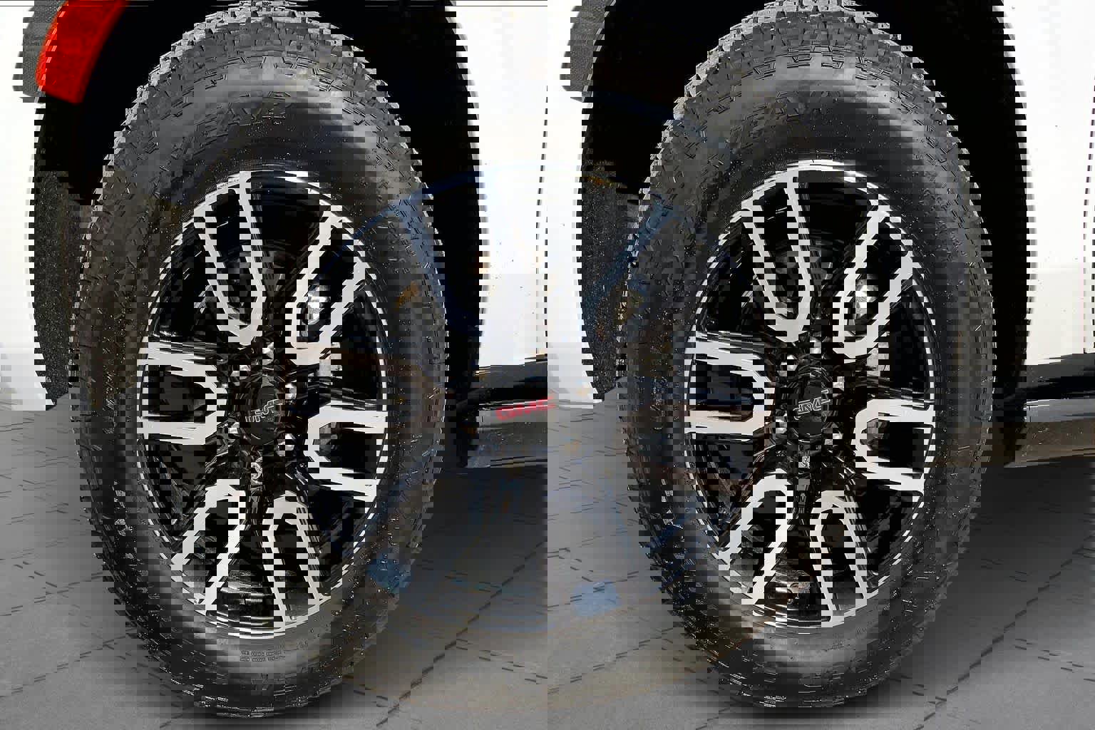 Used 2022 GMC Yukon XL AT4 image 11