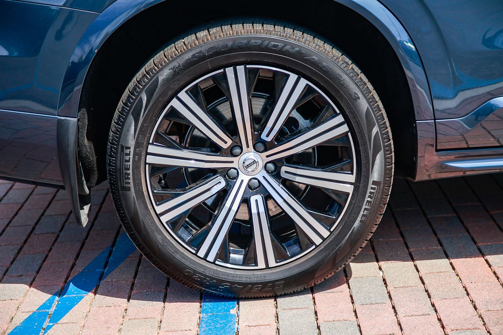 Used 2023 Volvo XC90 B5 Core image 10