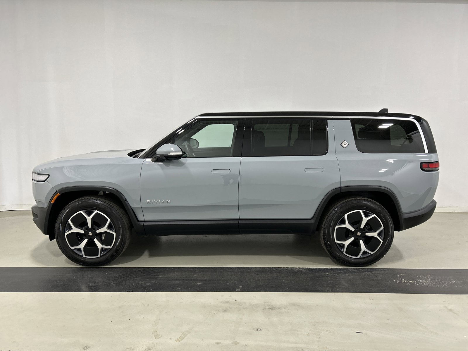 Used 2024 Rivian R1S Adventure image 2