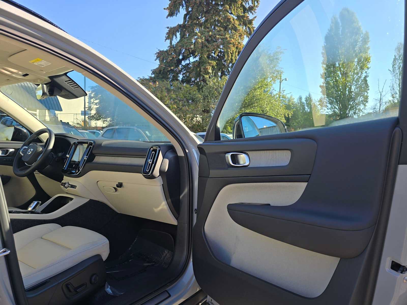 Certified 2026 Volvo XC40 B5 Plus AWD/4WD image 12