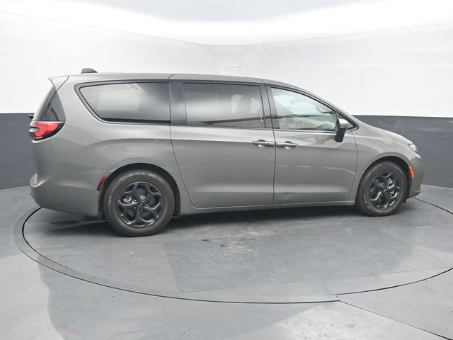Used 2023 Chrysler Pacifica Touring-L w/ S Appearance Package FWD image 7