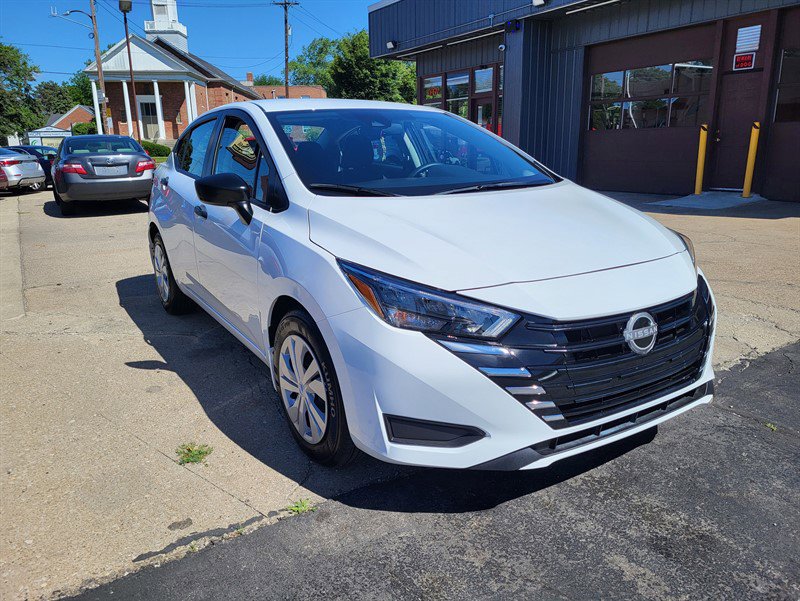 Used 2025 Nissan Versa S w/ Trunk Package FWD image 1