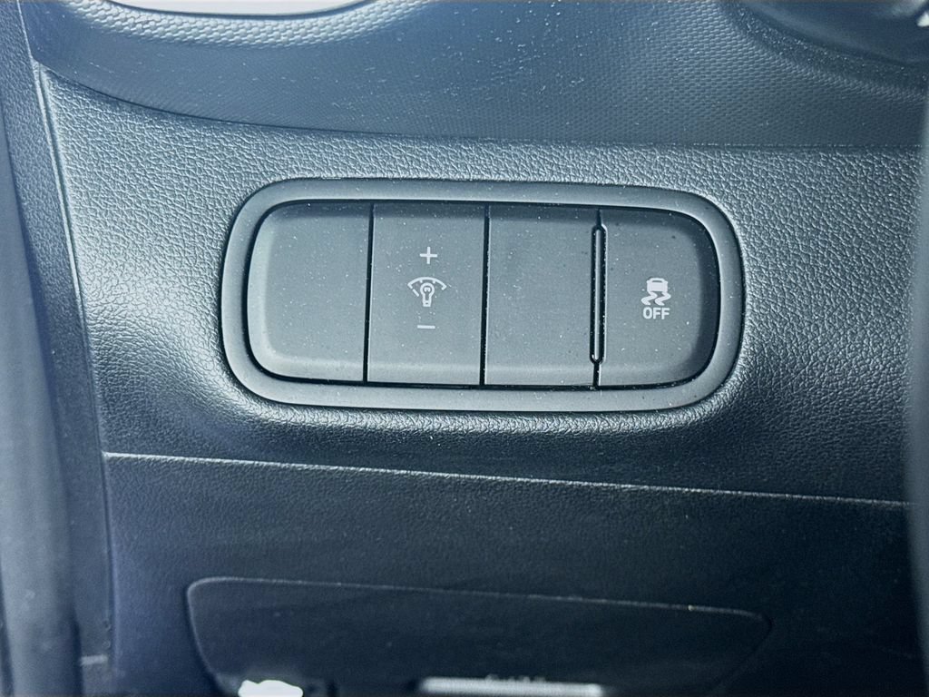 Certified 2025 Hyundai Venue SEL FWD image 10