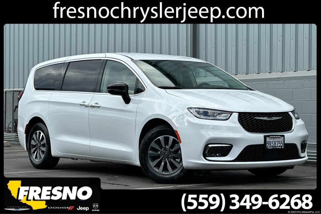 Used 2024 Chrysler Pacifica Limited FWD image 1