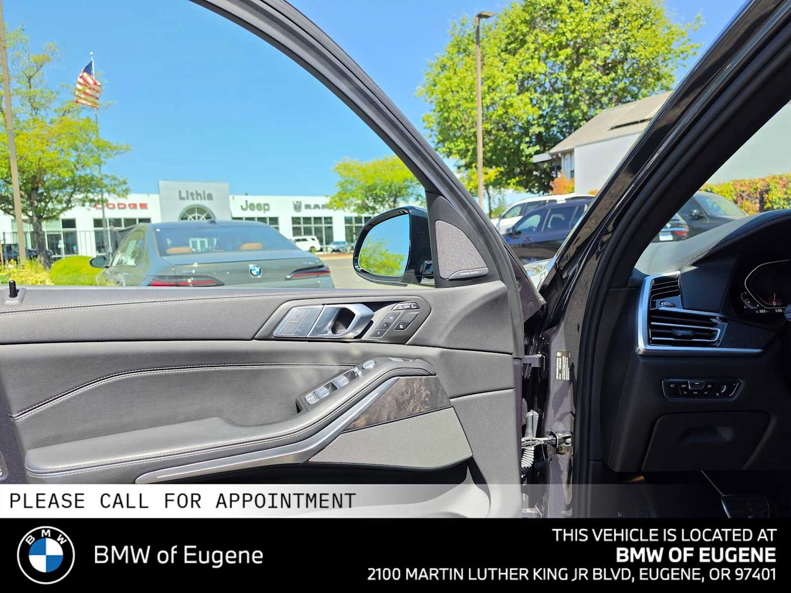 Used 2022 BMW X7 xDrive40i w/ M Sport Package AWD/4WD image 23