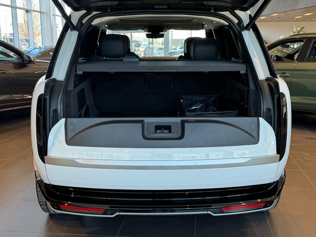 Used 2023 Land Rover Range Rover Autobiography image 9