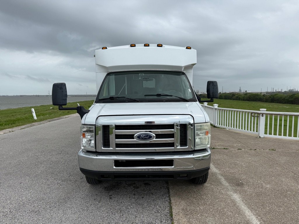 Used 2015 Ford E-350 and Econoline 350 Super Duty image 2