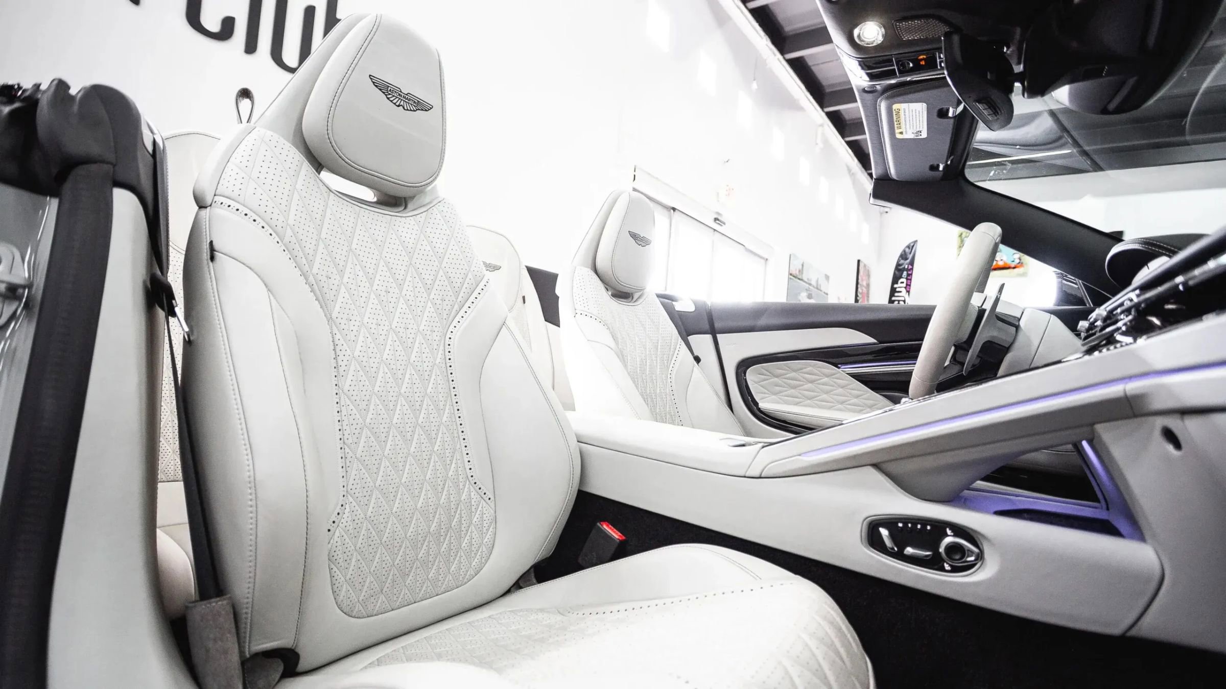 Used 2024 Aston Martin DB12 Convertible image 32