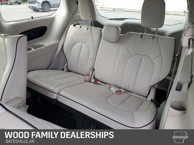 Used 2021 Chrysler Pacifica Limited w/ Uconnect Theater Family Group image 23