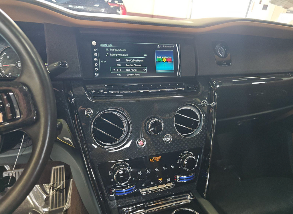 Used 2022 Rolls-Royce Cullinan Black Badge w/ Dark Exterior Package AWD/4WD image 6