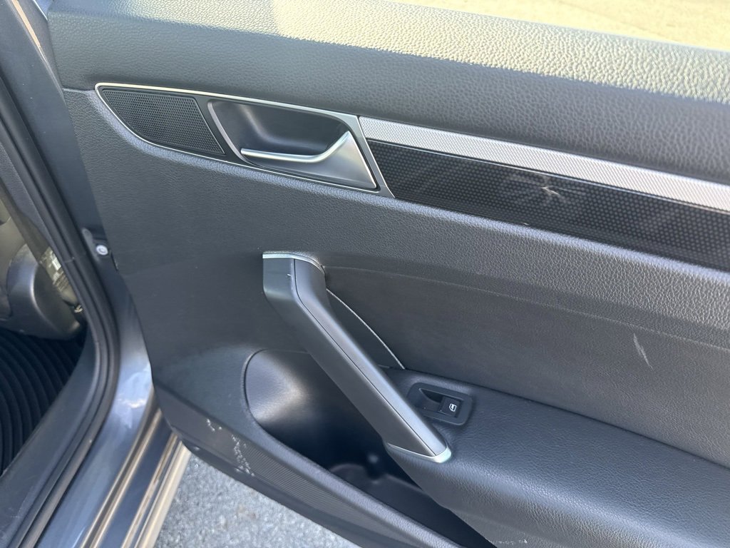 Used 2018 Volkswagen Passat 3.6 image 34