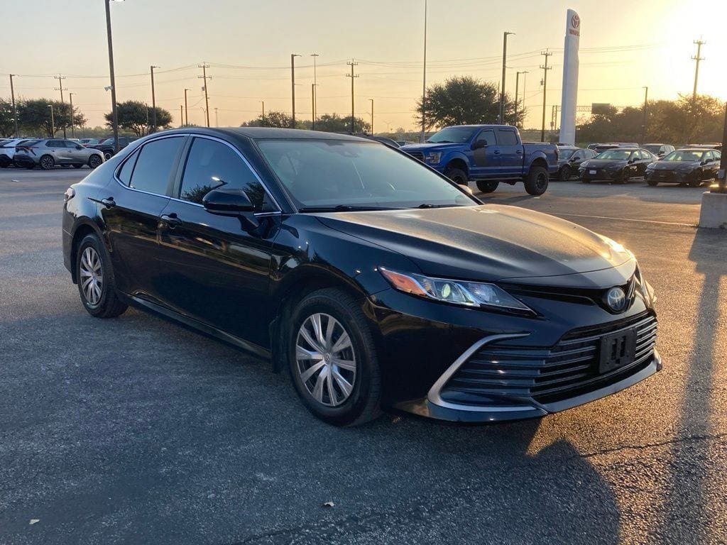 Certified 2022 Toyota Camry LE FWD image 3