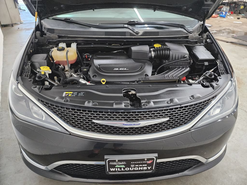 Used 2017 Chrysler Pacifica Touring-L FWD image 34