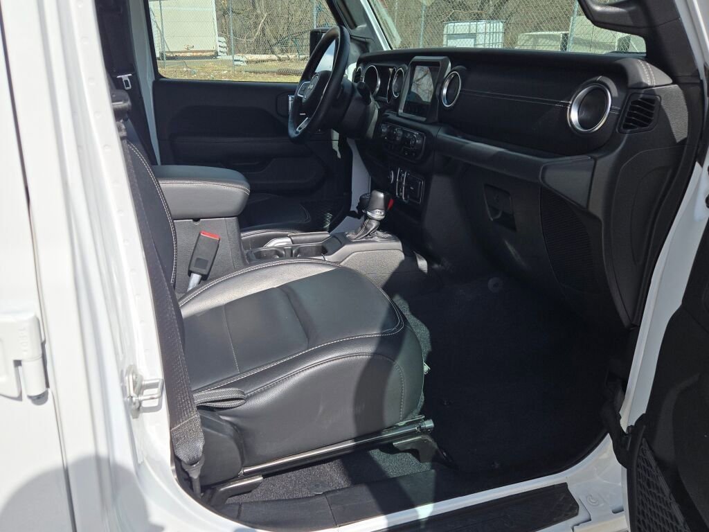 Used 2020 Jeep Gladiator Overland image 6