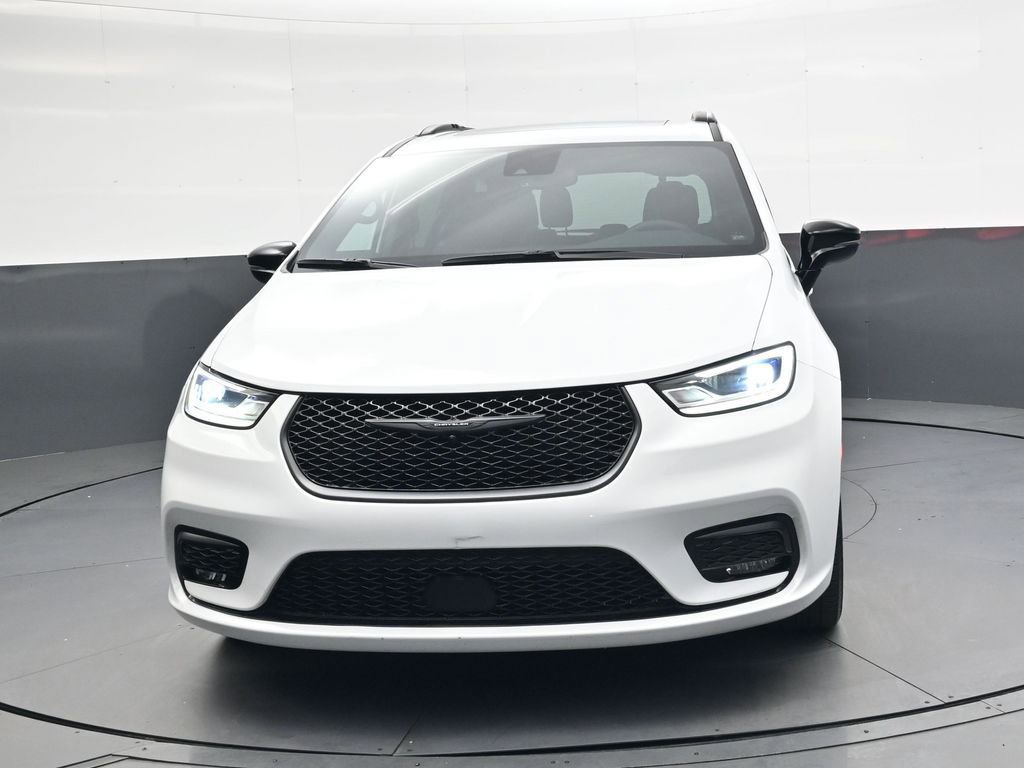 Used 2025 Chrysler Pacifica Limited image 9