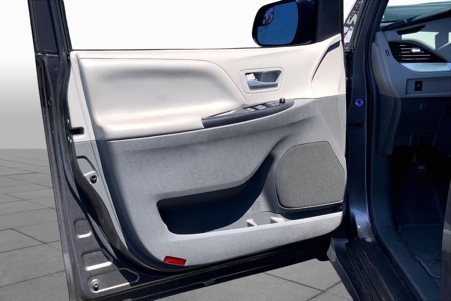 Used 2018 Toyota Sienna LE w/ Carpet Mat Package FWD image 21