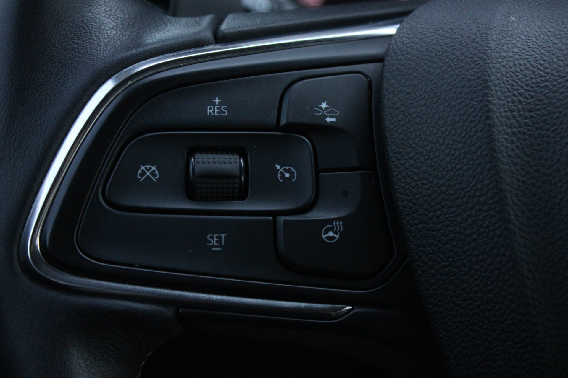 Used 2022 Buick Envision Essence w/ Sport Touring Package FWD image 31