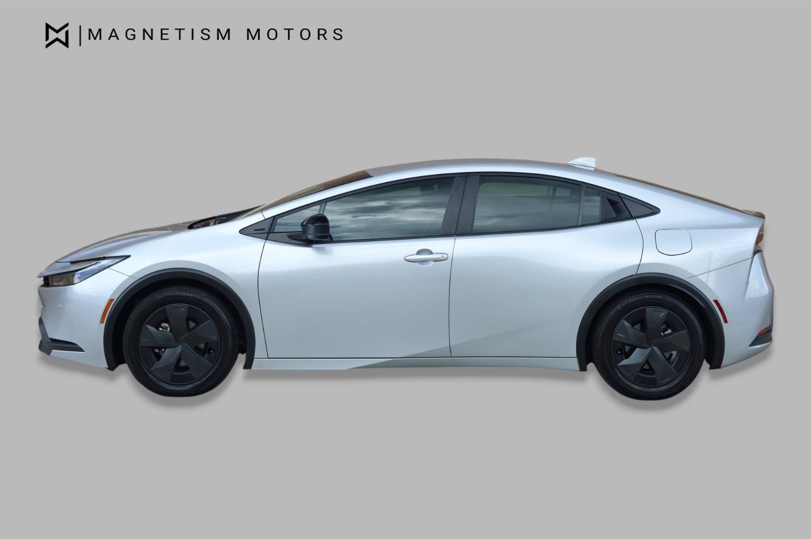 Used 2024 Toyota Prius LE FWD image 3