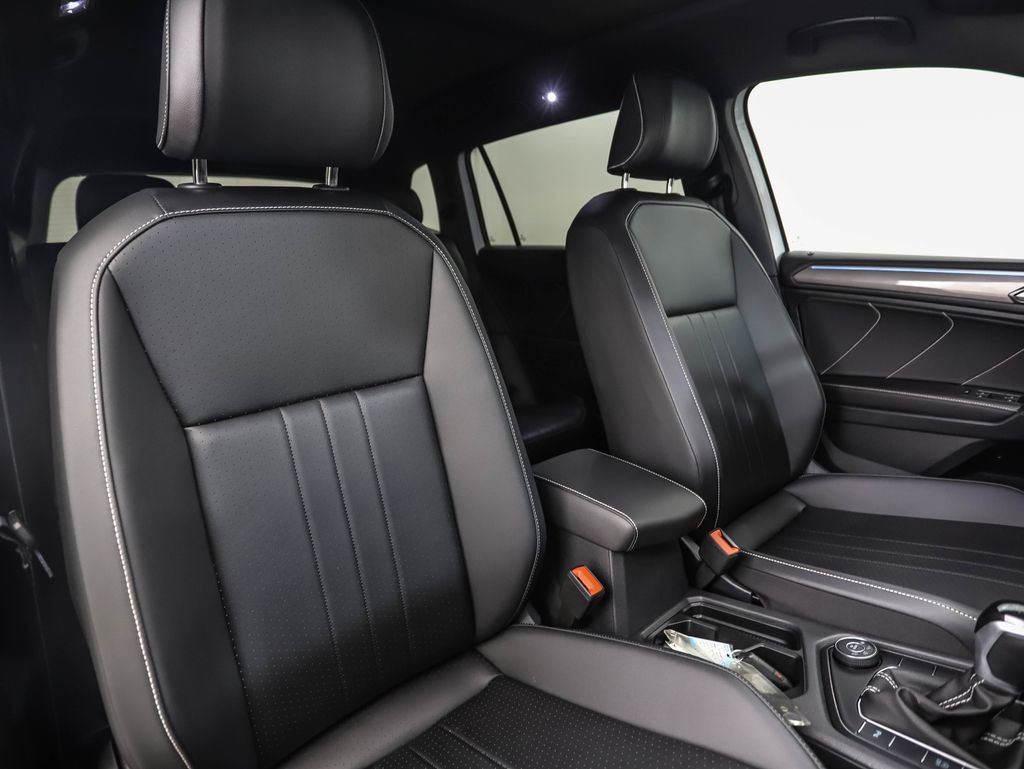 Used 2024 Volkswagen Tiguan SE R-Line image 31