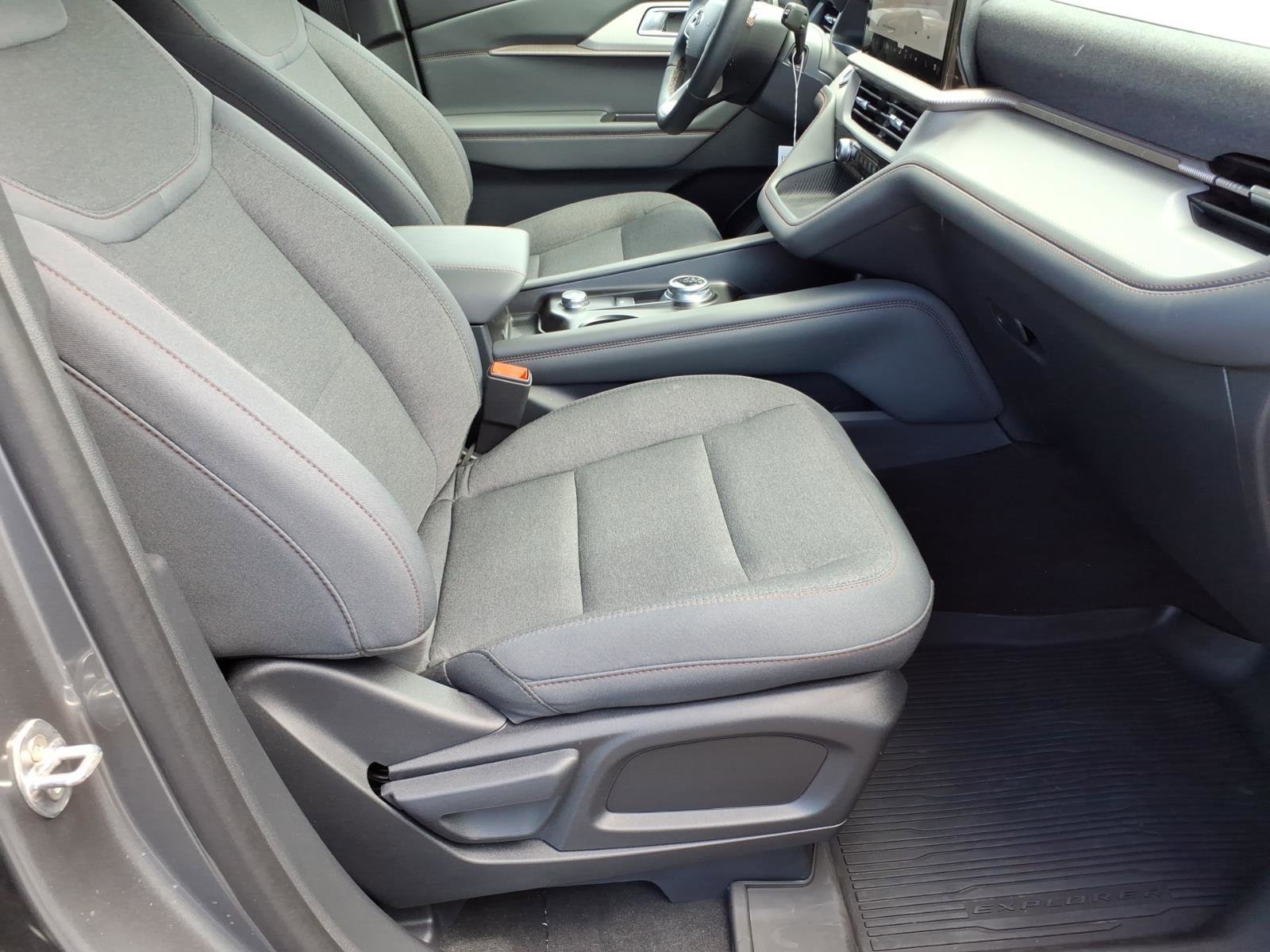 Used 2026 Ford Explorer Active AWD/4WD image 8