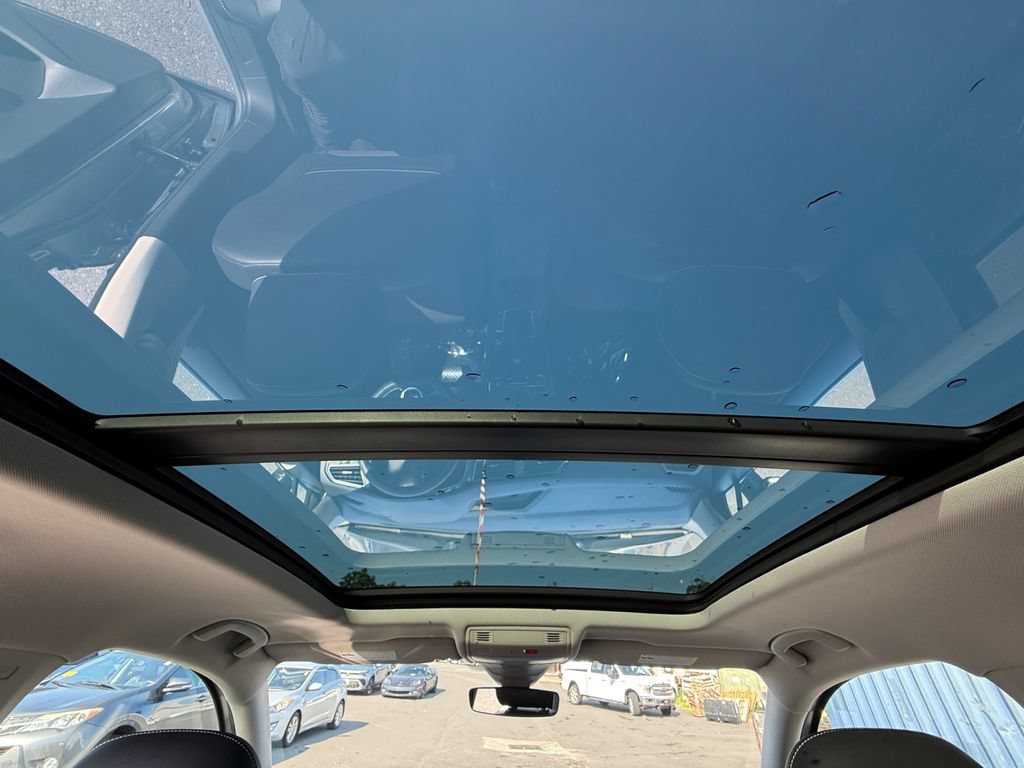 Used 2023 Volkswagen Tiguan SE w/ Panoramic Sunroof Package FWD image 23