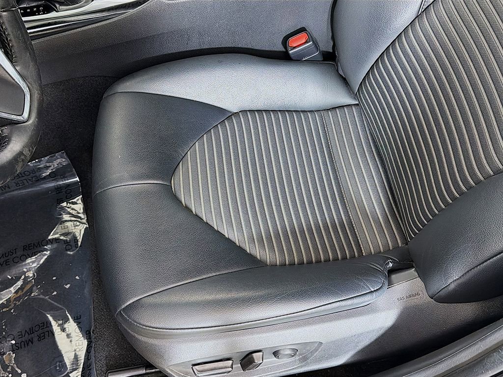 Used 2020 Toyota Camry SE image 19