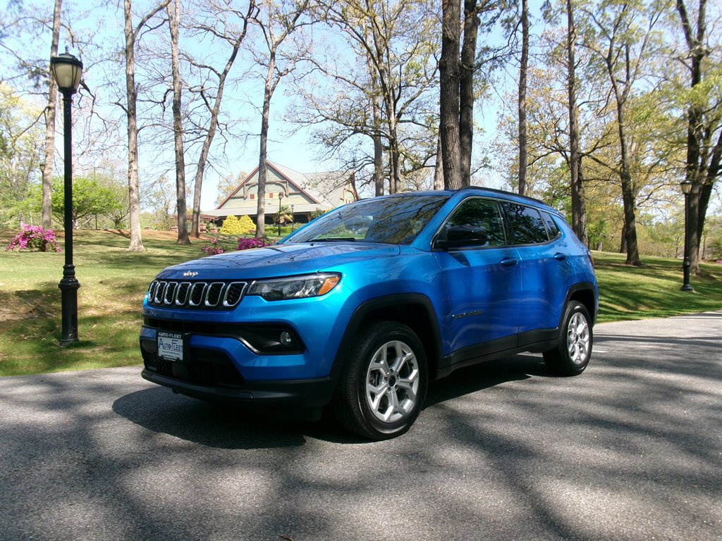 Used 2025 Jeep Compass Latitude AWD/4WD image 1