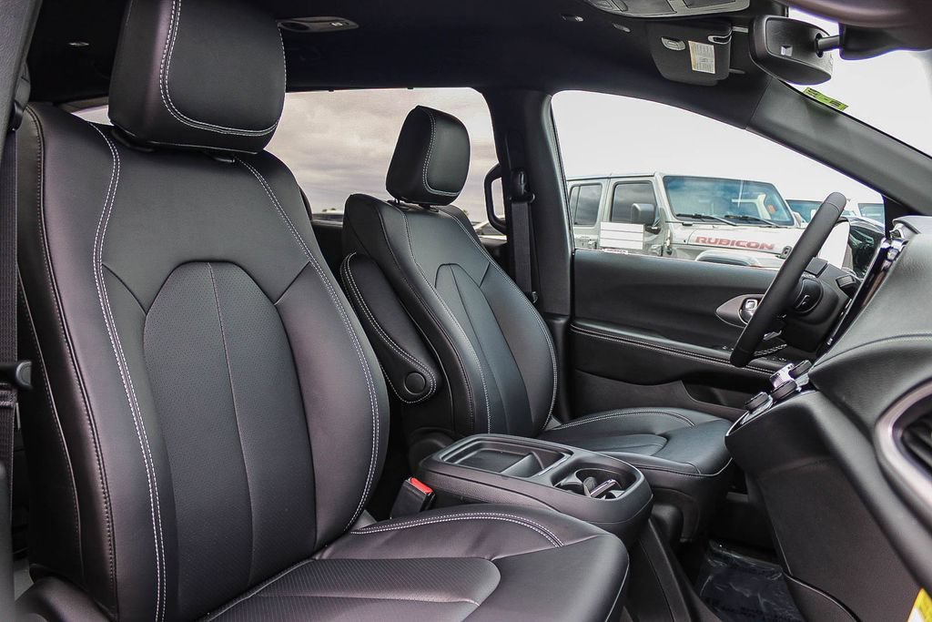 New 2027 Chrysler Pacifica Select FWD image 17