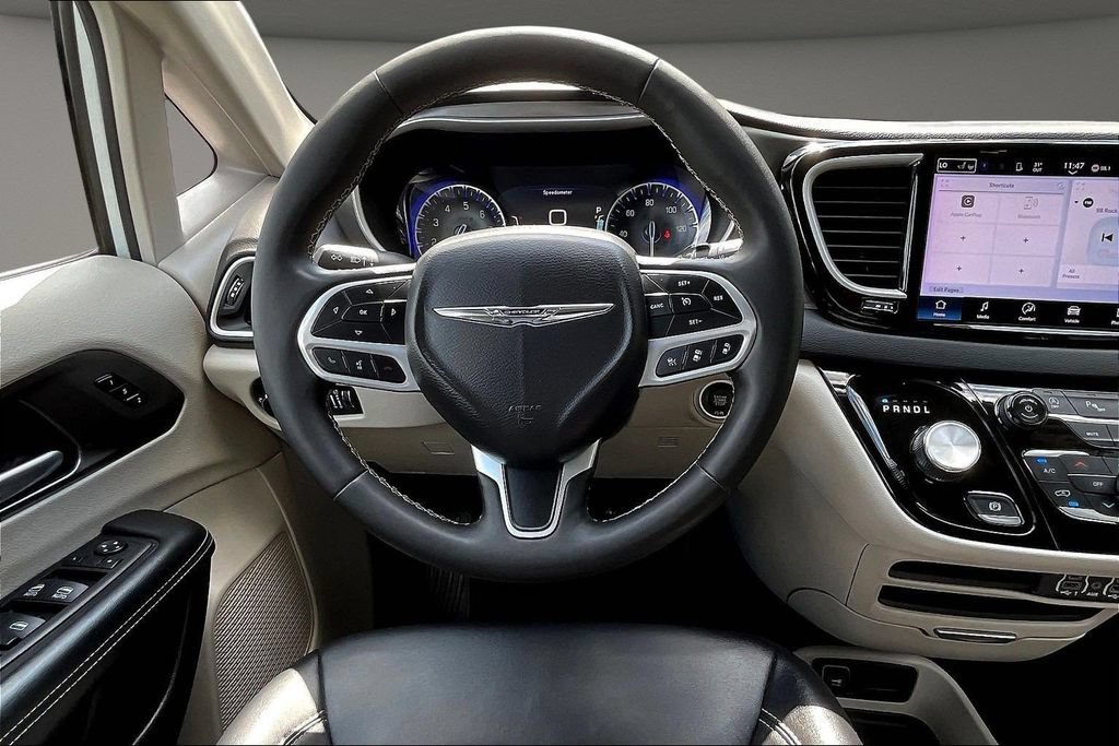 Used 2024 Chrysler Pacifica Touring-L FWD image 11