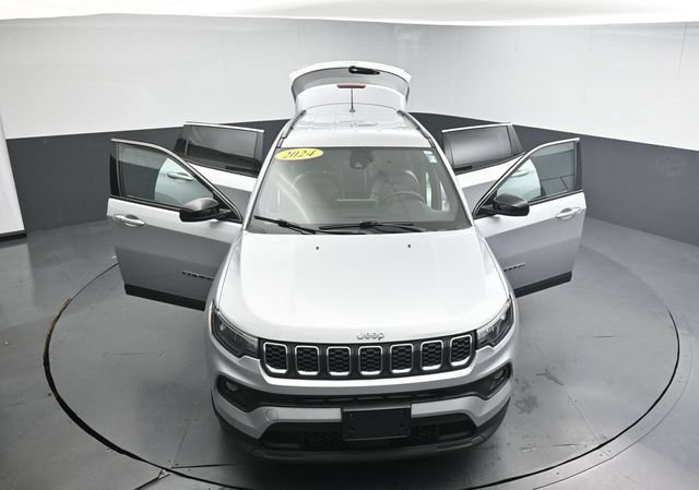 Used 2024 Jeep Compass Latitude AWD/4WD image 32