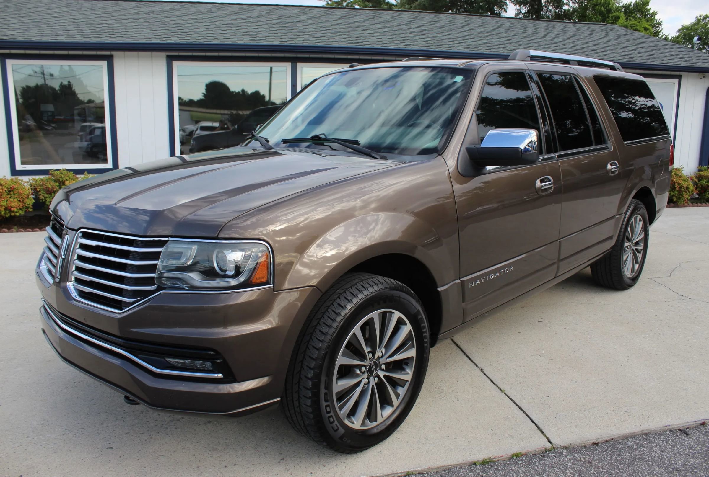 Used 2017 Lincoln Navigator L Select RWD image 32