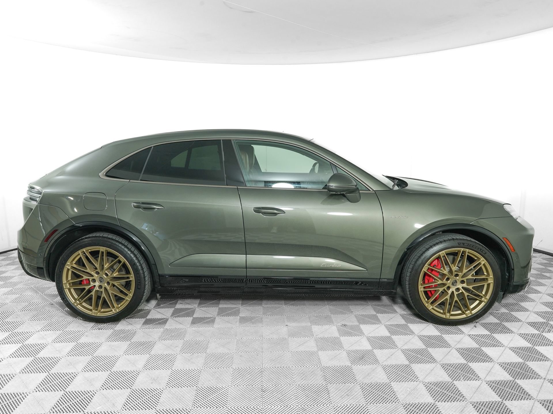 Used 2025 Porsche Macan Turbo Electric AWD/4WD image 3