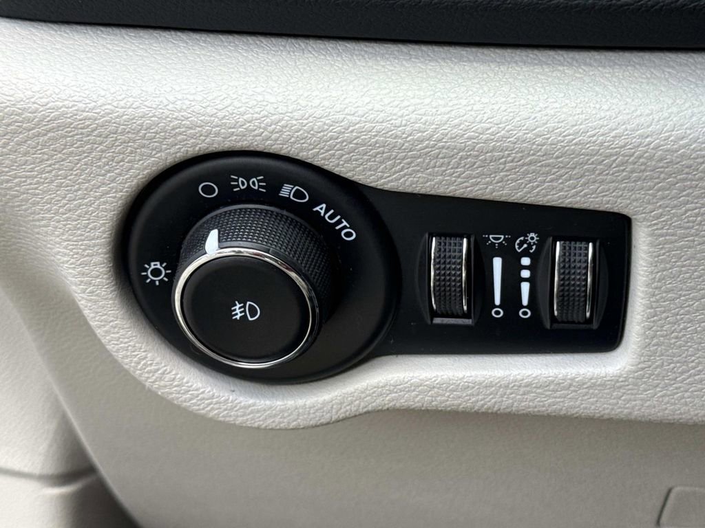 Used 2023 Chrysler Pacifica Touring-L FWD image 44