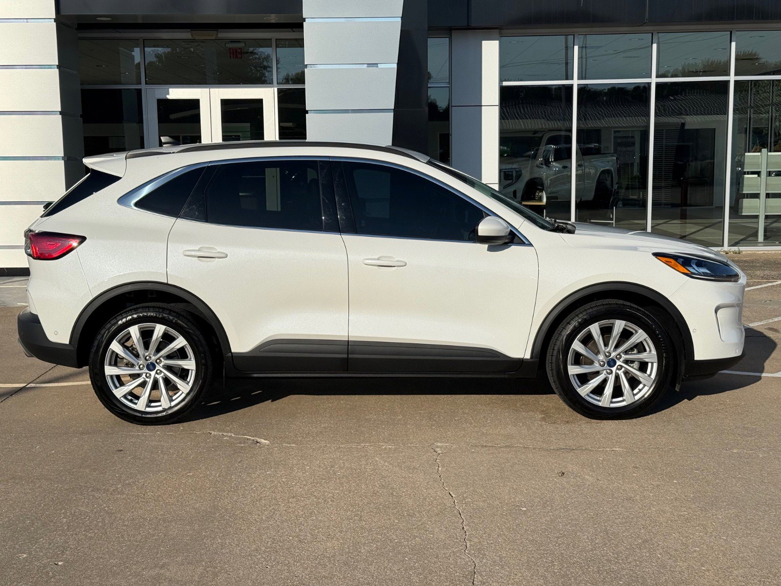 Used 2022 Ford Escape Titanium w/ Titanium Elite Package image 3